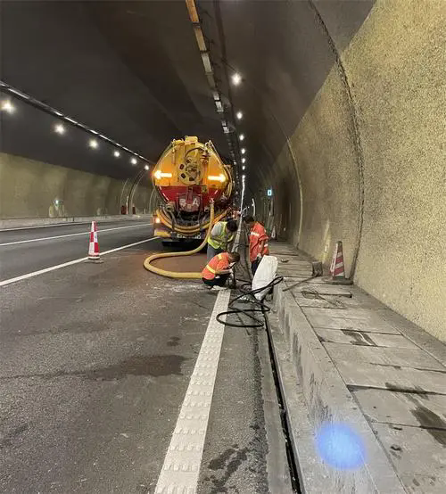 三台隧道排水渠清淤